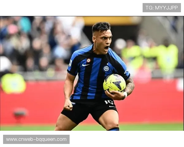 国际米兰更衣室庆祝大胜，劳塔罗手持比赛用球留念